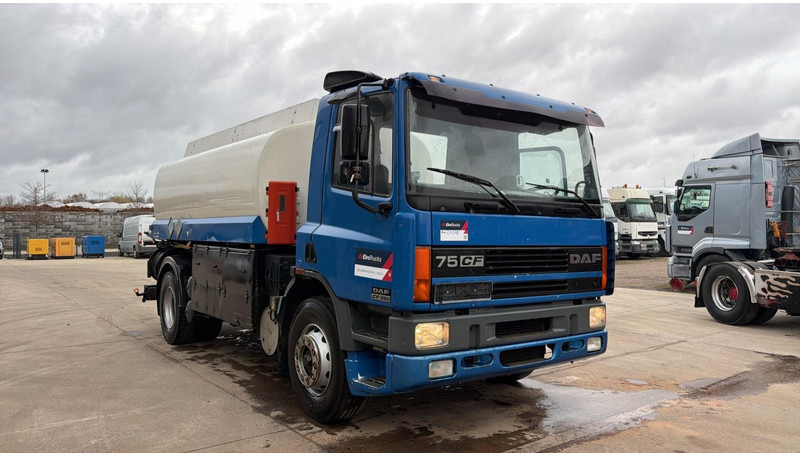 DAF CF 75.290 (15000L / 2 COMPARTIMENTS / MANUAL PUMP / EURO 2 / MANUAL GEARBOX) - Tankwagen: afbeelding 2 DAF CF 75.290 (15000L / 2 COMPARTIMENTS / MANUAL PUMP / EURO 2 / MANUAL GEARBOX) - Tankwagen: afbeelding 2