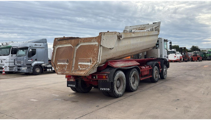 Iveco EUROTRAKKER 320 E 35 (GRAND PONT / LAMES / POMPE MANUELLE / 8X4 / CURSOR 8) - Kipper vrachtwagen: afbeelding 5 Iveco EUROTRAKKER 320 E 35 (GRAND PONT / LAMES / POMPE MANUELLE / 8X4 / CURSOR 8) - Kipper vrachtwagen: afbeelding 5