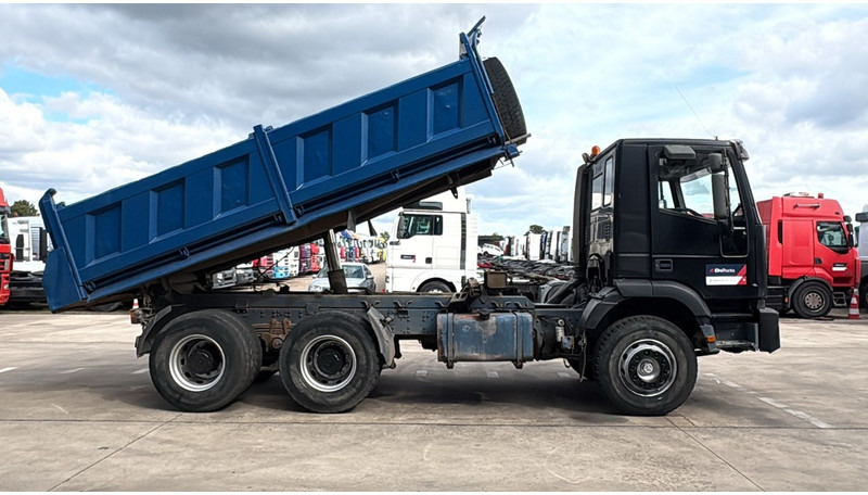 Iveco Eurotrakker 260 E 34 (POMPE MANUELLE / MANUAL PUMP / MANUAL GEARBOX / BOITE MANUELLE / LAMES) - Kipper vrachtwagen: afbeelding 3 Iveco Eurotrakker 260 E 34 (POMPE MANUELLE / MANUAL PUMP / MANUAL GEARBOX / BOITE MANUELLE / LAMES) - Kipper vrachtwagen: afbeelding 3