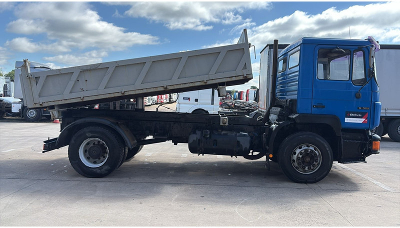 MAN 19.322 (MANUAL PUMP / STEEL SUSP. / LAMES / POMPE MANUELLE / BIG AXLE / GRAND PONT) - Kipper vrachtwagen: afbeelding 4 MAN 19.322 (MANUAL PUMP / STEEL SUSP. / LAMES / POMPE MANUELLE / BIG AXLE / GRAND PONT) - Kipper vrachtwagen: afbeelding 4