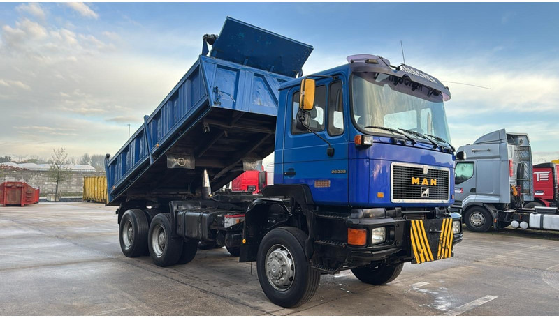 MAN 26.332 (6X6 / BIG AXLE / GRAND PONT / LAMES / POMPE MANUELLE / MANUAL PUMP) - Kipper vrachtwagen: afbeelding 3 MAN 26.332 (6X6 / BIG AXLE / GRAND PONT / LAMES / POMPE MANUELLE / MANUAL PUMP) - Kipper vrachtwagen: afbeelding 3