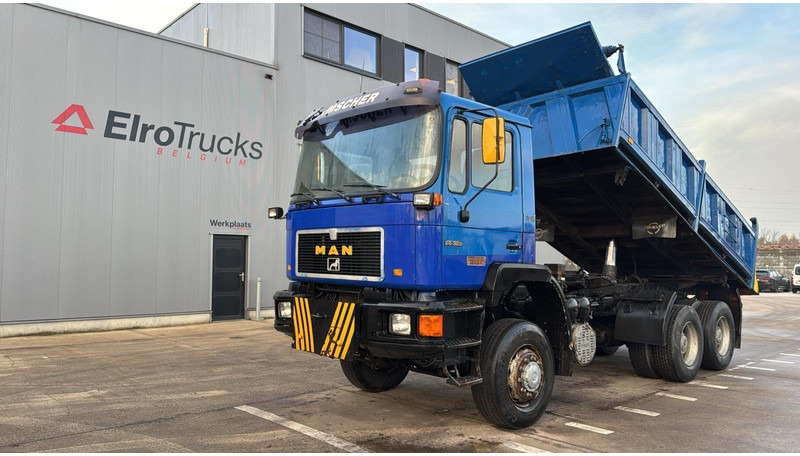 MAN 26.332 (6X6 / BIG AXLE / GRAND PONT / LAMES / POMPE MANUELLE / MANUAL PUMP) - Kipper vrachtwagen: afbeelding 1 MAN 26.332 (6X6 / BIG AXLE / GRAND PONT / LAMES / POMPE MANUELLE / MANUAL PUMP) - Kipper vrachtwagen: afbeelding 1