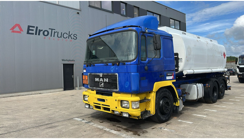 MAN 26.402 (18.000 L / 6X2 / 6 CYLINDER / FRONT STEEL / 3 COMPARTIMENTS) - Tankwagen: afbeelding 1 MAN 26.402 (18.000 L / 6X2 / 6 CYLINDER / FRONT STEEL / 3 COMPARTIMENTS) - Tankwagen: afbeelding 1