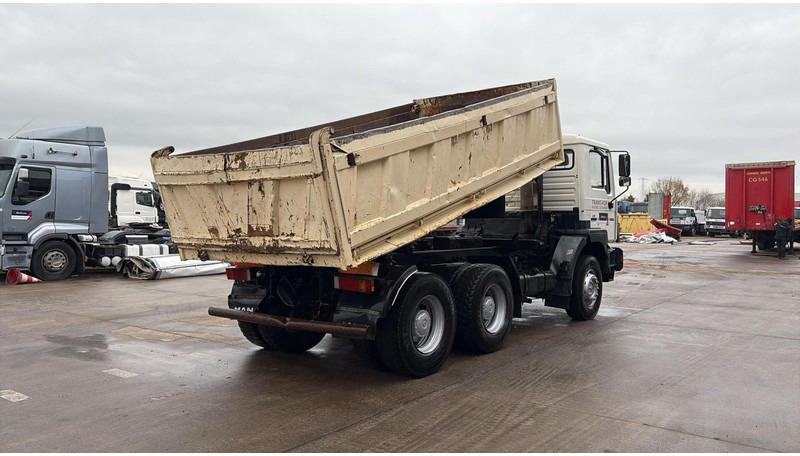 MAN 27.414 (6 CYLINDER / EURO 2 / TOP CONDITION / BONNE ETATT / GRAND PONT / LAMES / STEEL SUSP.) - Kipper vrachtwagen: afbeelding 4 MAN 27.414 (6 CYLINDER / EURO 2 / TOP CONDITION / BONNE ETATT / GRAND PONT / LAMES / STEEL SUSP.) - Kipper vrachtwagen: afbeelding 4