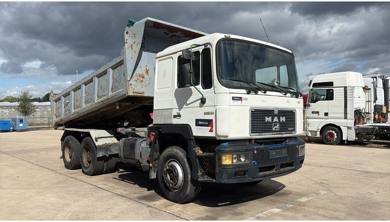 MAN 33.462 (MANUAL PUMP / POMPE MANUELLE / LAMES / GRAND PONT / 6 CYLINDER) - Kipper vrachtwagen: afbeelding 2 MAN 33.462 (MANUAL PUMP / POMPE MANUELLE / LAMES / GRAND PONT / 6 CYLINDER) - Kipper vrachtwagen: afbeelding 2
