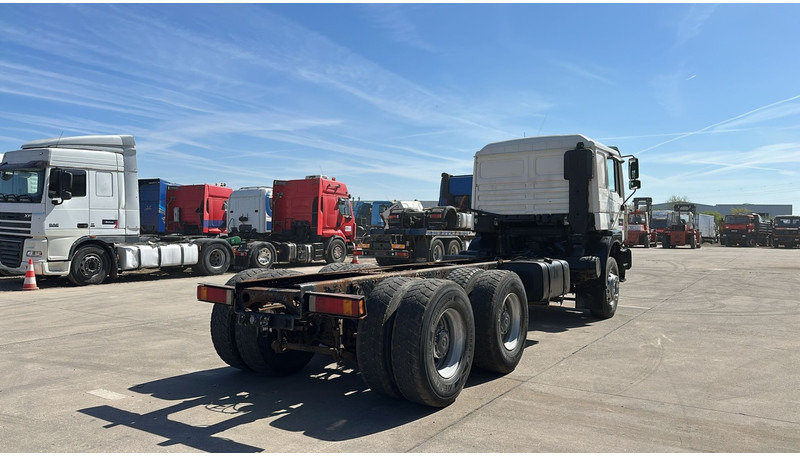 MAN 33.464 (6 CYLINDER / EURO 2 / SEMI MANUAL PUMP / BIG AXLE / STEEL SUSP. / LAMES) - Chassis vrachtwagen: afbeelding 4 MAN 33.464 (6 CYLINDER / EURO 2 / SEMI MANUAL PUMP / BIG AXLE / STEEL SUSP. / LAMES) - Chassis vrachtwagen: afbeelding 4
