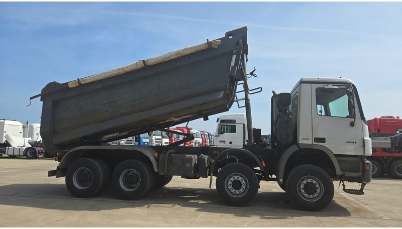Mercedes-Benz Actros 4141 (EPS / 8X6 / GRAND PONT / BIG AXLE / LAMES / STEEL / V6) - Kipper vrachtwagen: afbeelding 4 Mercedes-Benz Actros 4141 (EPS / 8X6 / GRAND PONT / BIG AXLE / LAMES / STEEL / V6) - Kipper vrachtwagen: afbeelding 4