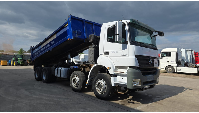 Mercedes-Benz Axor 3243 (BOITE MANUELLE / MANUAL GEARBOX / LAMES / 8X4 / MANUAL GETRIEBE) - Kipper vrachtwagen: afbeelding 4 Mercedes-Benz Axor 3243 (BOITE MANUELLE / MANUAL GEARBOX / LAMES / 8X4 / MANUAL GETRIEBE) - Kipper vrachtwagen: afbeelding 4