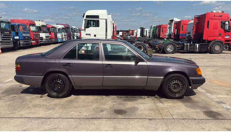 Mercedes-Benz E-Klasse 200 (GERMAN CAR / VOITURE D'ALLEMAGNE / ESSENCE / PETROL / MANUAL) - Sedan: afbeelding 4 Mercedes-Benz E-Klasse 200 (GERMAN CAR / VOITURE D'ALLEMAGNE / ESSENCE / PETROL / MANUAL) - Sedan: afbeelding 4