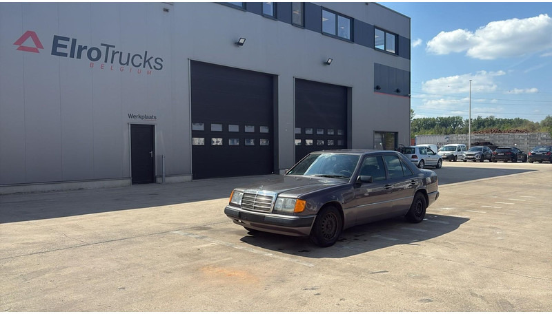 Mercedes-Benz E-Klasse 200 (GERMAN CAR / VOITURE D'ALLEMAGNE / ESSENCE / PETROL / MANUAL) - Sedan: afbeelding 1 Mercedes-Benz E-Klasse 200 (GERMAN CAR / VOITURE D'ALLEMAGNE / ESSENCE / PETROL / MANUAL) - Sedan: afbeelding 1
