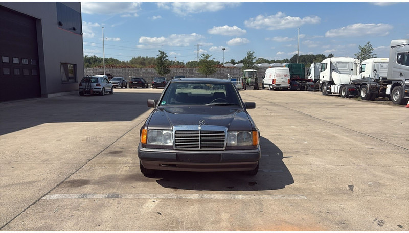 Mercedes-Benz E-Klasse 200 (GERMAN CAR / VOITURE D'ALLEMAGNE / ESSENCE / PETROL / MANUAL) - Sedan: afbeelding 2 Mercedes-Benz E-Klasse 200 (GERMAN CAR / VOITURE D'ALLEMAGNE / ESSENCE / PETROL / MANUAL) - Sedan: afbeelding 2
