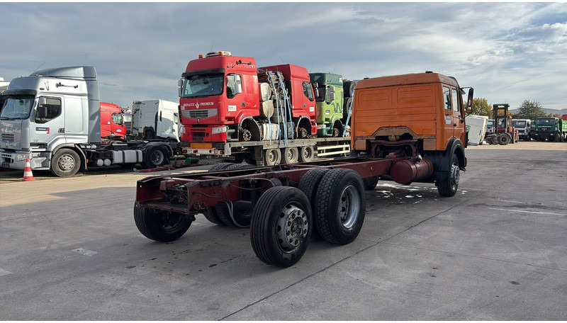 Mercedes-Benz SK 2222 (V6 / FULL STEEL / LAMES / BOITE MANUELLE / POMPE MANUELLE / 8 ROUES / 6X2) - Chassis vrachtwagen: afbeelding 4 Mercedes-Benz SK 2222 (V6 / FULL STEEL / LAMES / BOITE MANUELLE / POMPE MANUELLE / 8 ROUES / 6X2) - Chassis vrachtwagen: afbeelding 4