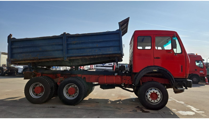 Mercedes-Benz SK 2226 (V8 / BOITE MANUELLE / POMPE MANUELLE / GRAND PONT / LAMES) - Kipper vrachtwagen: afbeelding 4 Mercedes-Benz SK 2226 (V8 / BOITE MANUELLE / POMPE MANUELLE / GRAND PONT / LAMES) - Kipper vrachtwagen: afbeelding 4