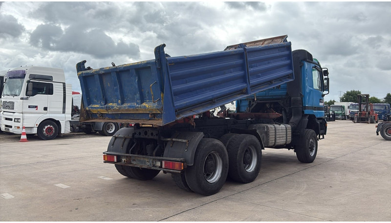 Mercedes-Benz actros 3340 (6X6 / BOITE MANUELLE /MANUAL GEARBOX / 3 PONTS / V6 / MP1) - Kipper vrachtwagen: afbeelding 5 Mercedes-Benz actros 3340 (6X6 / BOITE MANUELLE /MANUAL GEARBOX / 3 PONTS / V6 / MP1) - Kipper vrachtwagen: afbeelding 5