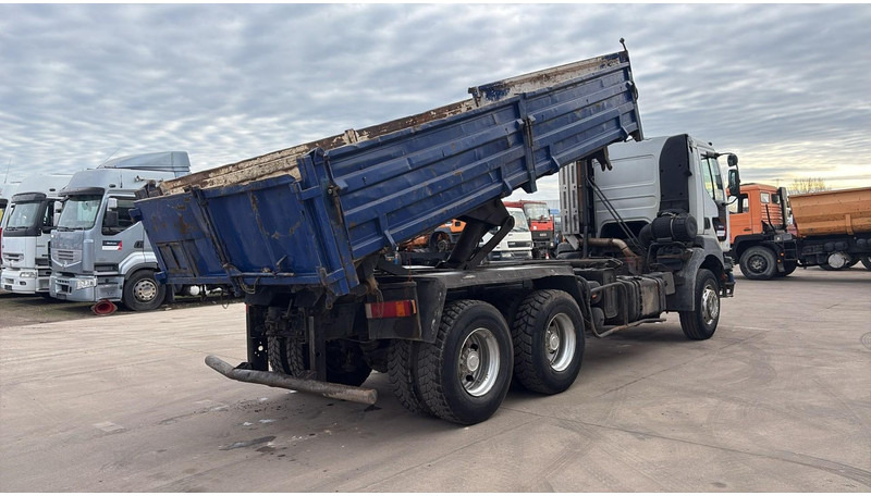 Renault Kerax 320 (BOITE MANUELLE / LAMES / GRAND PONT / BIG AXLE / MANUAL GEARBOX) - Kipper vrachtwagen: afbeelding 4 Renault Kerax 320 (BOITE MANUELLE / LAMES / GRAND PONT / BIG AXLE / MANUAL GEARBOX) - Kipper vrachtwagen: afbeelding 4