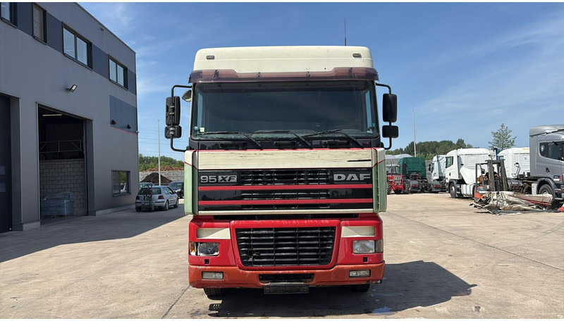 DAF XF 95.430 (EURO 3 / BOITE MANUELLE / MANUAL GEARBOX) - Trekker: afbeelding 2 DAF XF 95.430 (EURO 3 / BOITE MANUELLE / MANUAL GEARBOX) - Trekker: afbeelding 2
