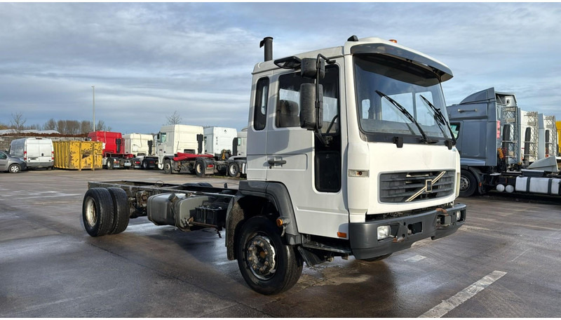 Volvo FL 220 (BELGIAN TRUCK / CAMION BELGE / MANUAL GEARBOX / BOITE MANUELLE) - Chassis vrachtwagen: afbeelding 2 Volvo FL 220 (BELGIAN TRUCK / CAMION BELGE / MANUAL GEARBOX / BOITE MANUELLE) - Chassis vrachtwagen: afbeelding 2