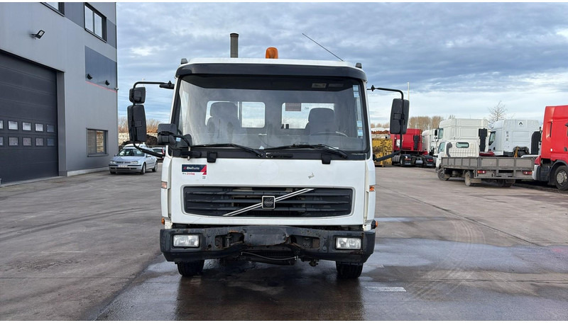 Volvo FL 220 (BELGIAN TRUCK / CAMION BELGE / MANUAL GEARBOX) - Chassis vrachtwagen: afbeelding 2 Volvo FL 220 (BELGIAN TRUCK / CAMION BELGE / MANUAL GEARBOX) - Chassis vrachtwagen: afbeelding 2