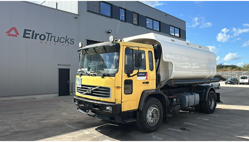 Volvo FL 6-18 (12400 LITERS / 3 COMPARTIMENTS / EURO 2 / STEEL SUSP. / LAMES) - Tankwagen: afbeelding 1 Volvo FL 6-18 (12400 LITERS / 3 COMPARTIMENTS / EURO 2 / STEEL SUSP. / LAMES) - Tankwagen: afbeelding 1