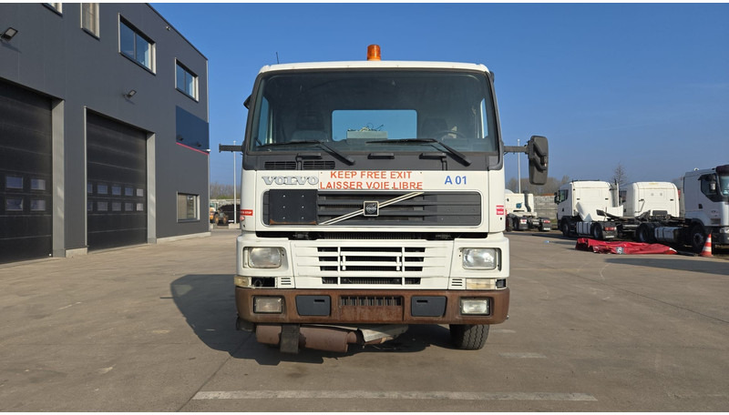 Volvo FM 7 - 290 (60.000 KM ORIGINAL !!! / POMPE MANUELLE / LAMES / GRAND PONT / EX AEROPORT) - Chassis vrachtwagen: afbeelding 2 Volvo FM 7 - 290 (60.000 KM ORIGINAL !!! / POMPE MANUELLE / LAMES / GRAND PONT / EX AEROPORT) - Chassis vrachtwagen: afbeelding 2