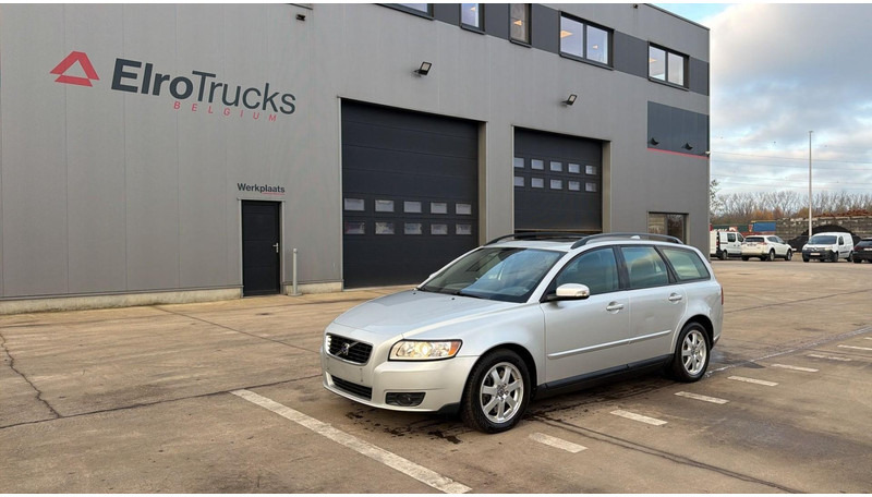 Volvo V50 (BELGIAN CAR / AIRCO / AUTOMATIC GEARBOX / EURO 5) - Personenwagen: afbeelding 2 Volvo V50 (BELGIAN CAR / AIRCO / AUTOMATIC GEARBOX / EURO 5) - Personenwagen: afbeelding 2