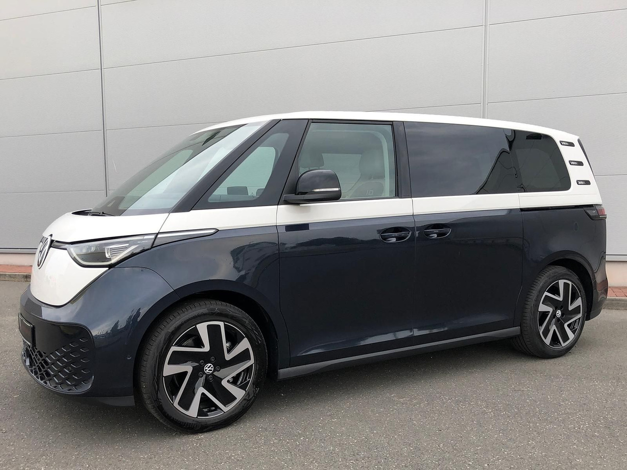 Volkswagen ID. Buzz 150 kW Pro AHK ACC MATRIX LED KEYLESS - Minibus, Elektrische bus: afbeelding 1 Volkswagen ID. Buzz 150 kW Pro AHK ACC MATRIX LED KEYLESS - Minibus, Elektrische bus: afbeelding 1
