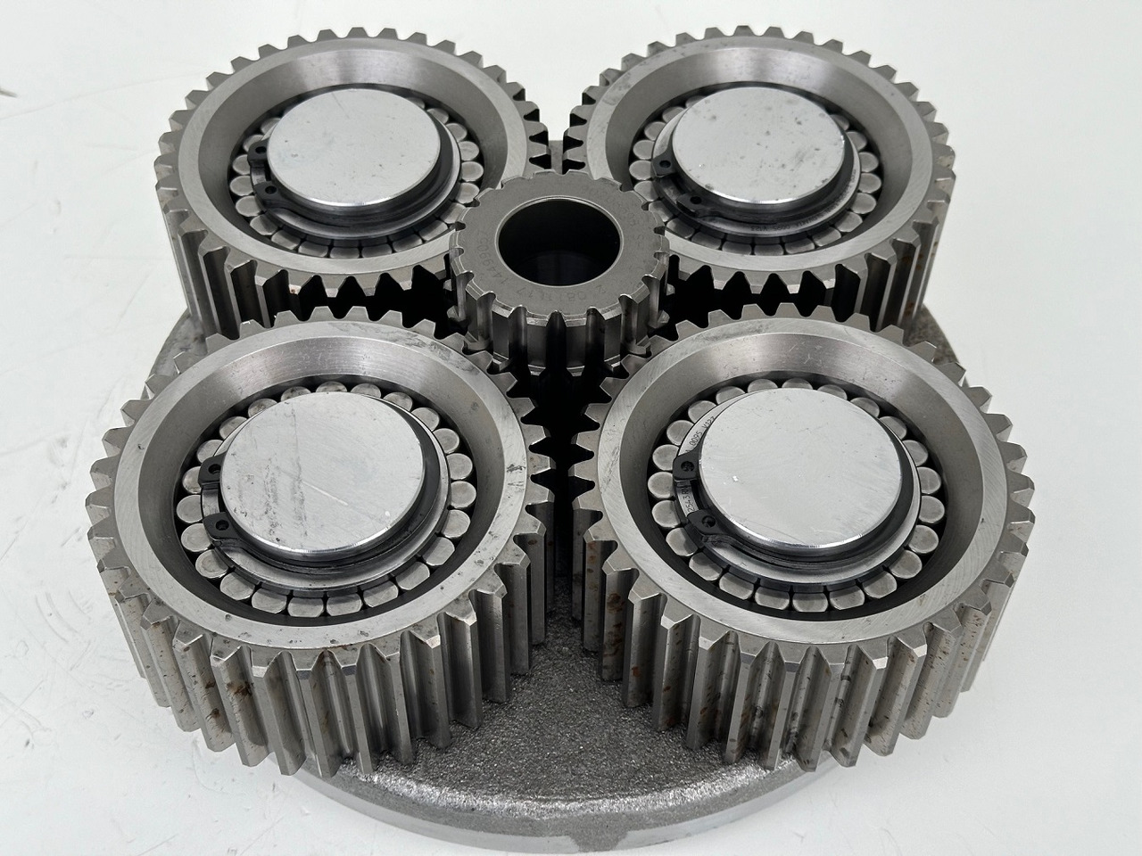 Liebherr Planetenträger ID-Nr.90006540 mit Planetenrad ID-Nr.9443074 - ID-Nr.944307403 - ID-Nr.90208594 und Sonnenrad ID-Nr.90208596. SAT300/271, SAT300/282, SAT300/288, SAT300/295. #SET.1903#. - Zwenkmotor voor Bouwmachine: afbeelding 1 Liebherr Planetenträger ID-Nr.90006540 mit Planetenrad ID-Nr.9443074 - ID-Nr.944307403 - ID-Nr.90208594 und Sonnenrad ID-Nr.90208596. SAT300/271, SAT300/282, SAT300/288, SAT300/295. #SET.1903#. - Zwenkmotor voor Bouwmachine: afbeelding 1