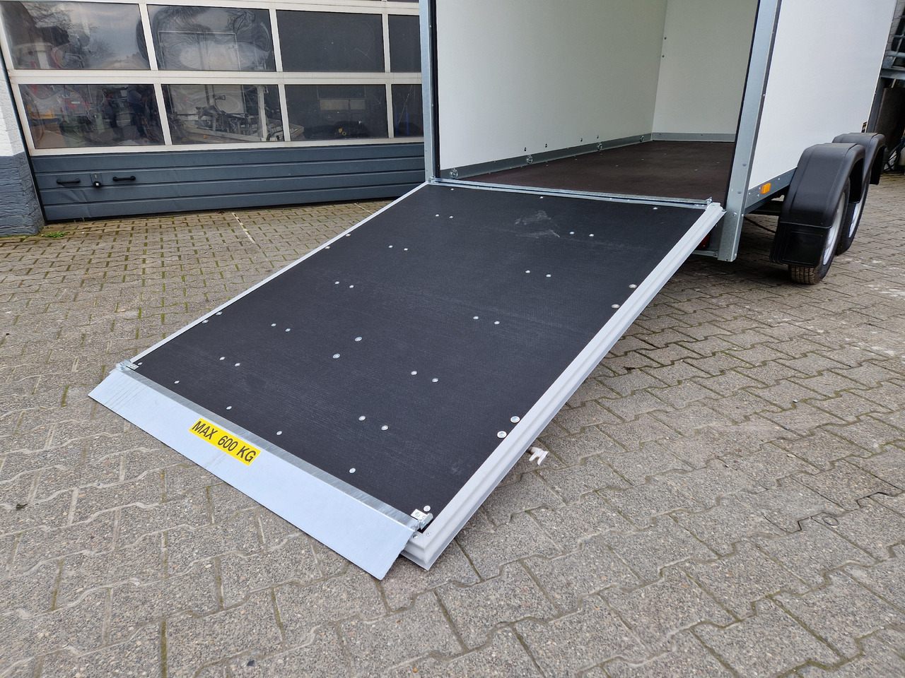 Gesloten aanhangwagen Brenderup Cargo Dynamic CD300 TB R 300x150x185cm Heckrampe Wabenwände (M) 2000kg: afbeelding 8 Gesloten aanhangwagen Brenderup Cargo Dynamic CD300 TB R 300x150x185cm Heckrampe Wabenwände (M) 2000kg: afbeelding 8