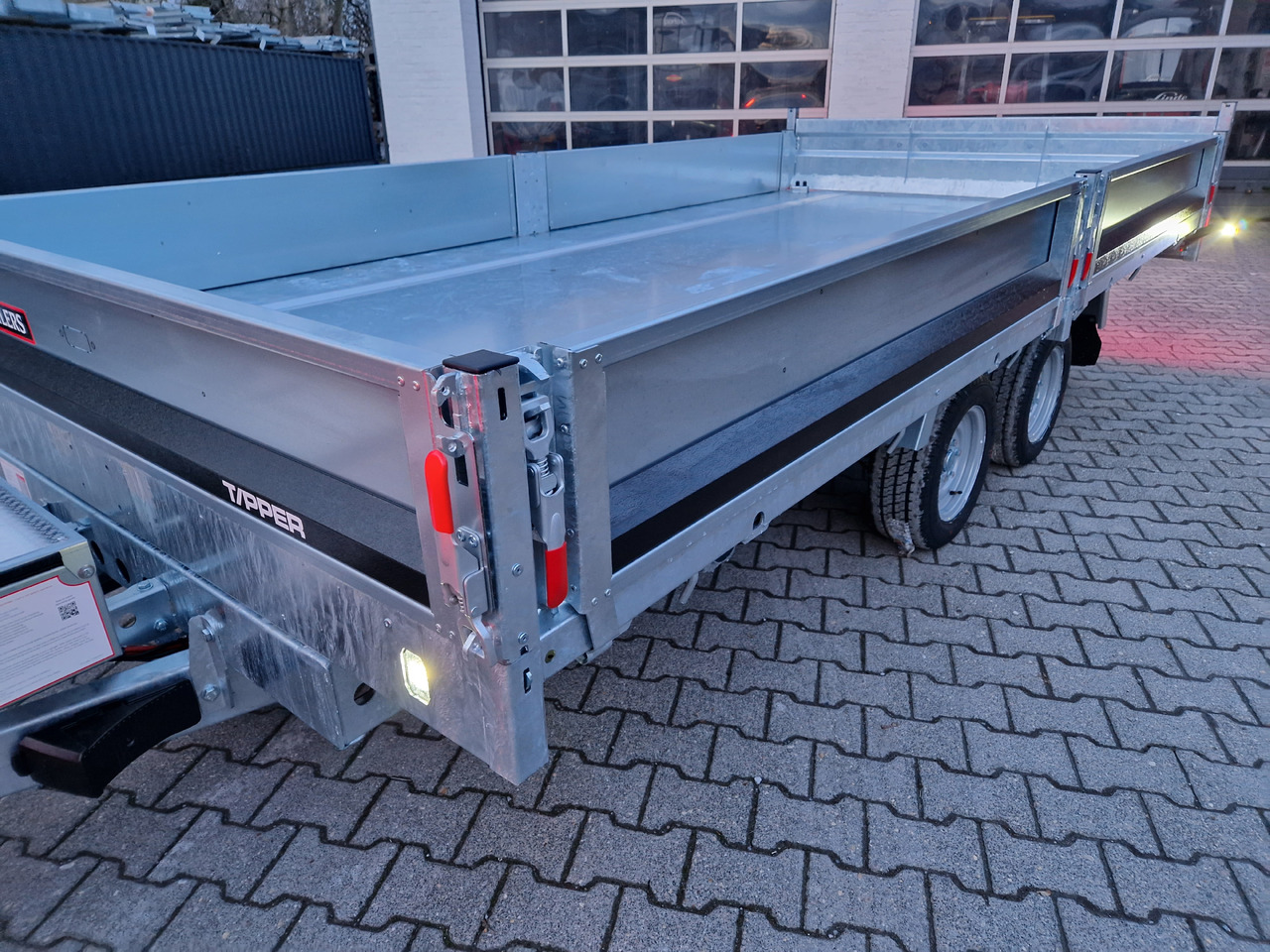 Brian James Trailer CarGO Tipper 400x200x30cm elektro Pendelklappe blackline LED 3500kg Tandem - Kipper aanhangwagen: afbeelding 5 Brian James Trailer CarGO Tipper 400x200x30cm elektro Pendelklappe blackline LED 3500kg Tandem - Kipper aanhangwagen: afbeelding 5