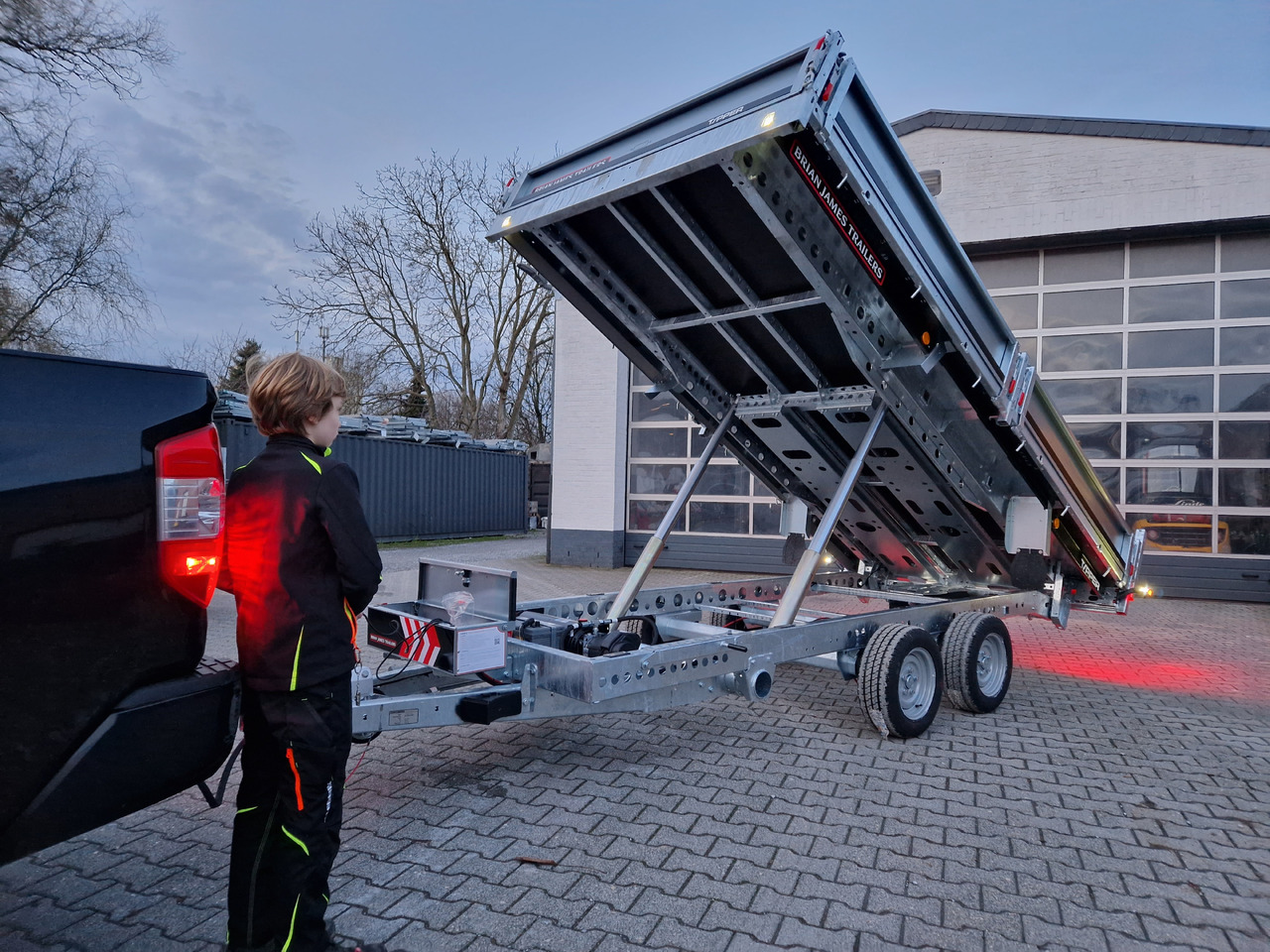 Brian James Trailer CarGO Tipper 400x200x30cm elektro Pendelklappe blackline LED 3500kg Tandem - Kipper aanhangwagen: afbeelding 1 Brian James Trailer CarGO Tipper 400x200x30cm elektro Pendelklappe blackline LED 3500kg Tandem - Kipper aanhangwagen: afbeelding 1