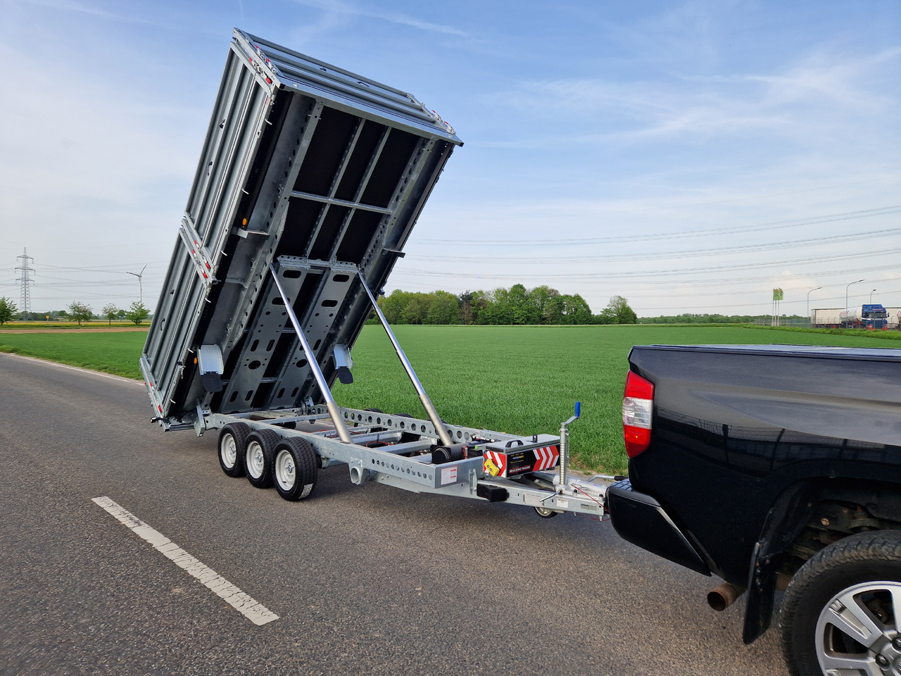 Brian James Trailer Tipper 400x200x100cm Aufsatz elektro blackline LED Tridem 3500kg Modell 24 - Kipper aanhangwagen: afbeelding 4 Brian James Trailer Tipper 400x200x100cm Aufsatz elektro blackline LED Tridem 3500kg Modell 24 - Kipper aanhangwagen: afbeelding 4