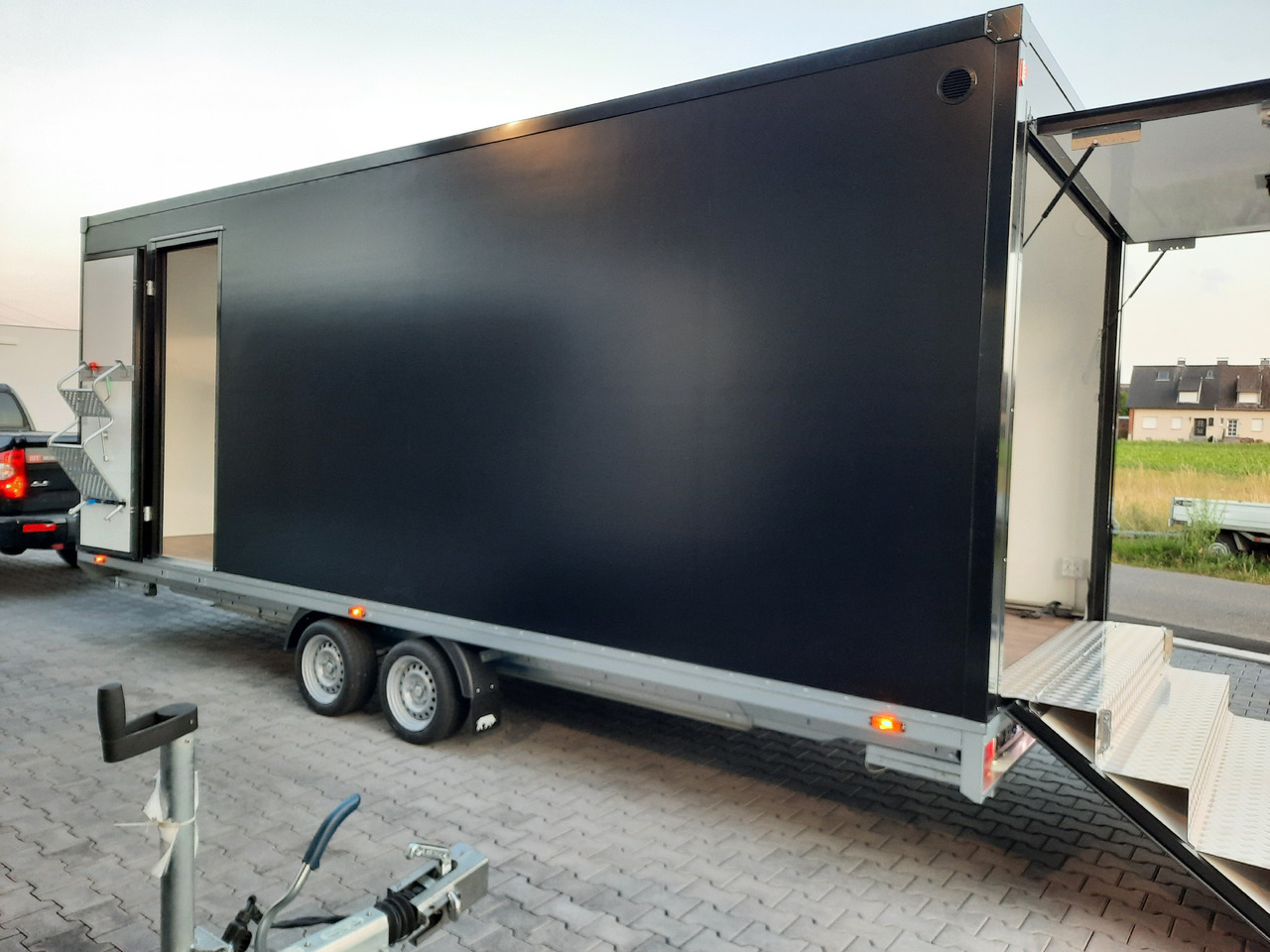 Verkoopwagen Event Trailer Bühne Schowroom 610x220x220cm black Tür 2 fach Treppenzugang 13" 2700kg: afbeelding 10 Verkoopwagen Event Trailer Bühne Schowroom 610x220x220cm black Tür 2 fach Treppenzugang 13" 2700kg: afbeelding 10
