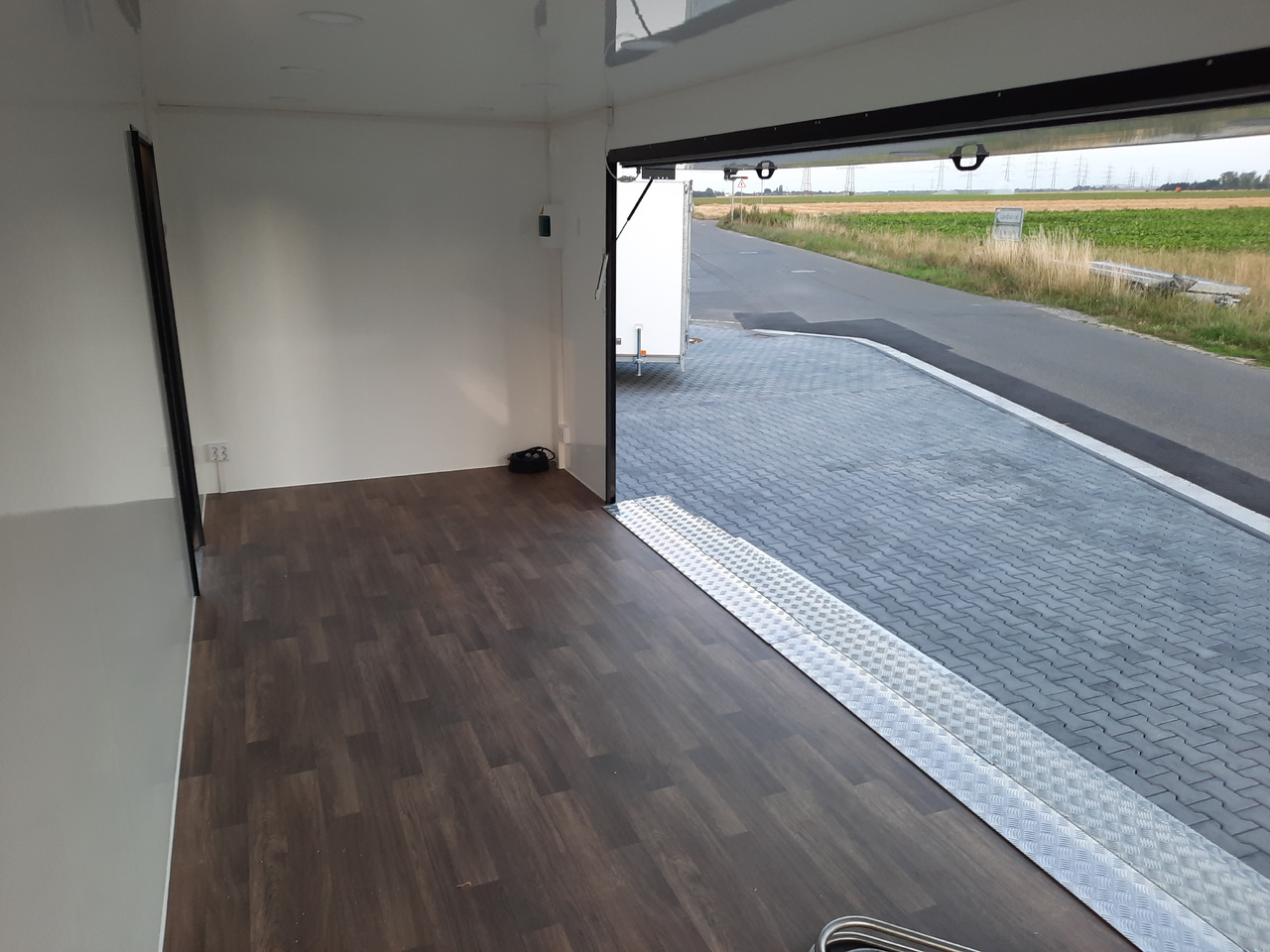 Verkoopwagen Event Trailer Bühne Schowroom 610x220x220cm black Tür 2 fach Treppenzugang 13" 2700kg: afbeelding 8 Verkoopwagen Event Trailer Bühne Schowroom 610x220x220cm black Tür 2 fach Treppenzugang 13" 2700kg: afbeelding 8