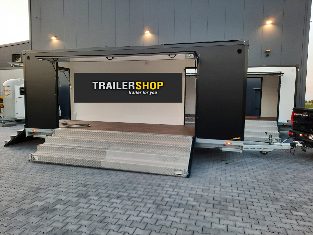 Verkoopwagen Event Trailer Bühne Schowroom 610x220x220cm black Tür 2 fach Treppenzugang 13" 2700kg: afbeelding 7 Verkoopwagen Event Trailer Bühne Schowroom 610x220x220cm black Tür 2 fach Treppenzugang 13" 2700kg: afbeelding 7