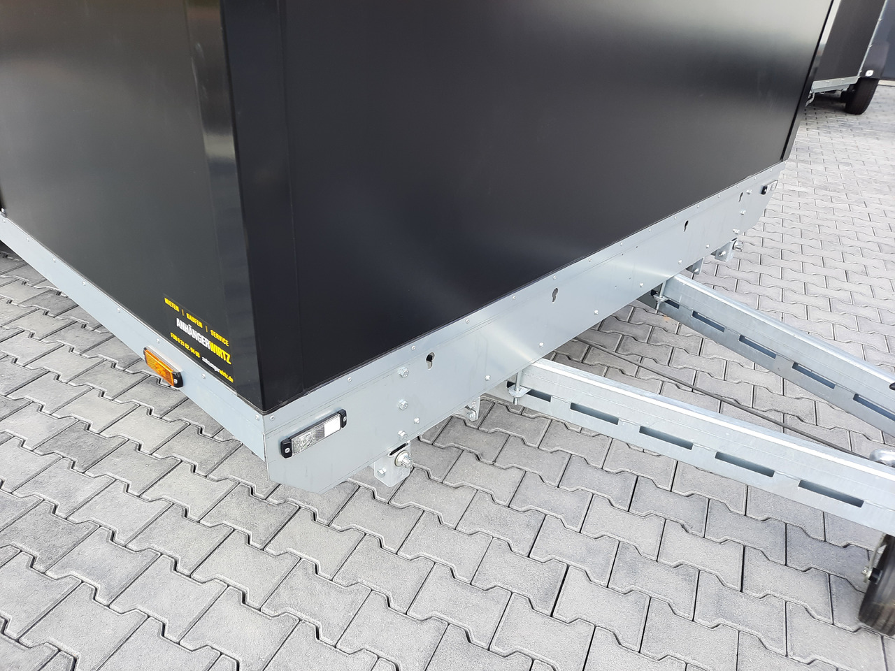 Verkoopwagen Event Trailer Bühne Schowroom 610x220x220cm black Tür 2 fach Treppenzugang 13" 2700kg: afbeelding 6 Verkoopwagen Event Trailer Bühne Schowroom 610x220x220cm black Tür 2 fach Treppenzugang 13" 2700kg: afbeelding 6