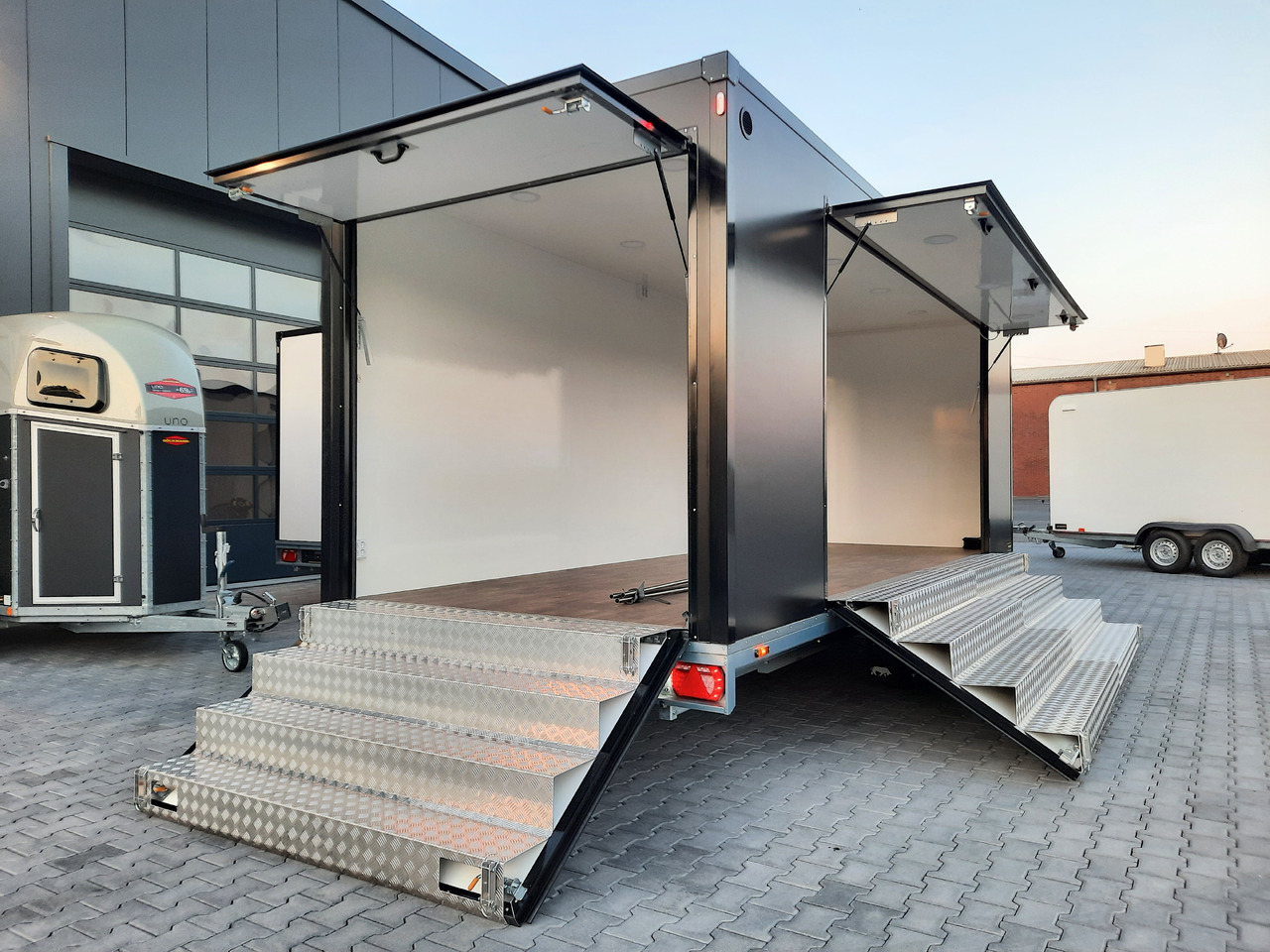 Verkoopwagen Event Trailer Bühne Schowroom 610x220x220cm black Tür 2 fach Treppenzugang 13" 2700kg: afbeelding 9 Verkoopwagen Event Trailer Bühne Schowroom 610x220x220cm black Tür 2 fach Treppenzugang 13" 2700kg: afbeelding 9