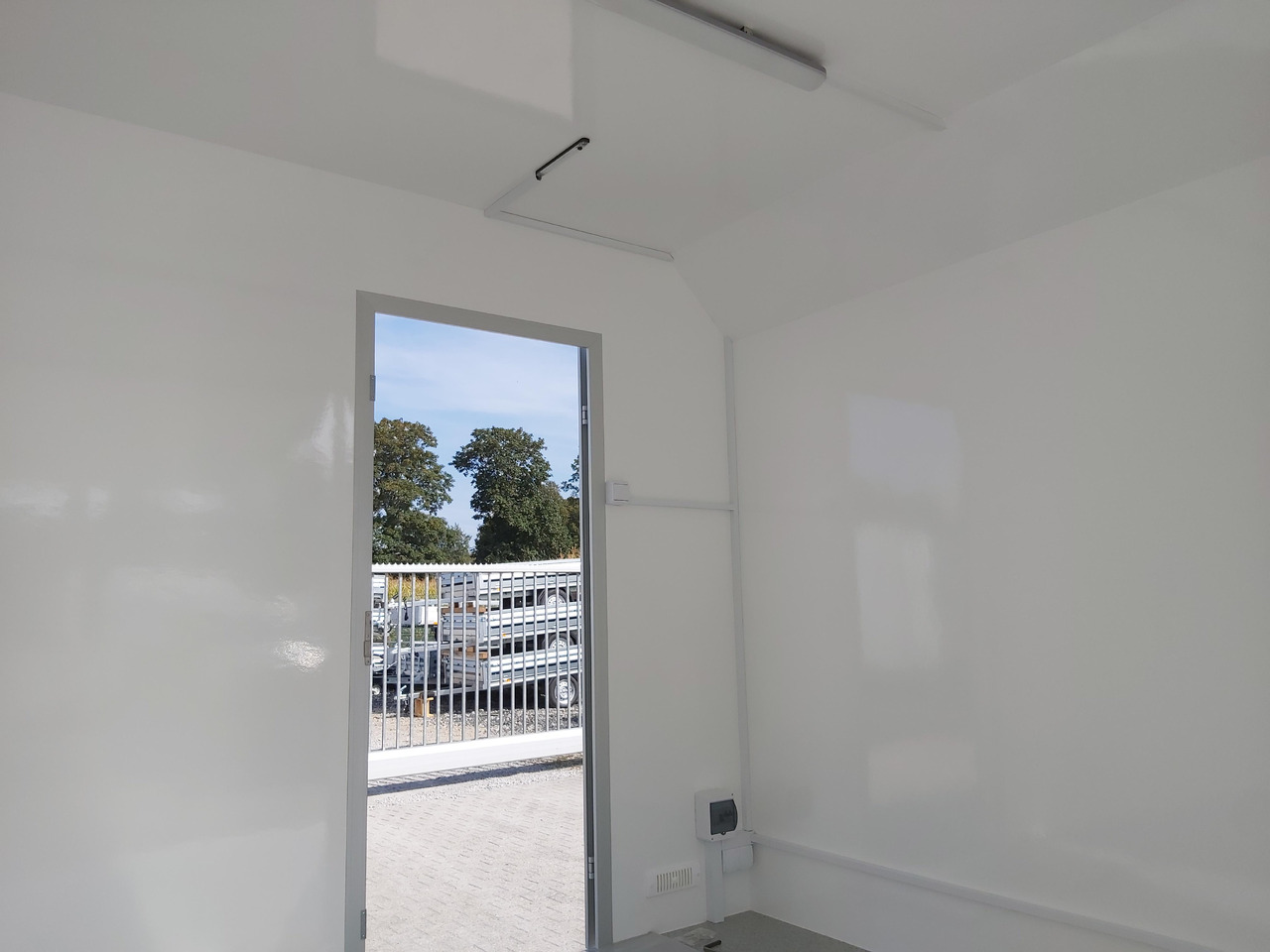 Event Trailer Koffer TWSP M 420T.01 420x220x217cm Seitenklappe Tür 230Volt 100 km/H 2700kg - Verkoopwagen: afbeelding 5 Event Trailer Koffer TWSP M 420T.01 420x220x217cm Seitenklappe Tür 230Volt 100 km/H 2700kg - Verkoopwagen: afbeelding 5