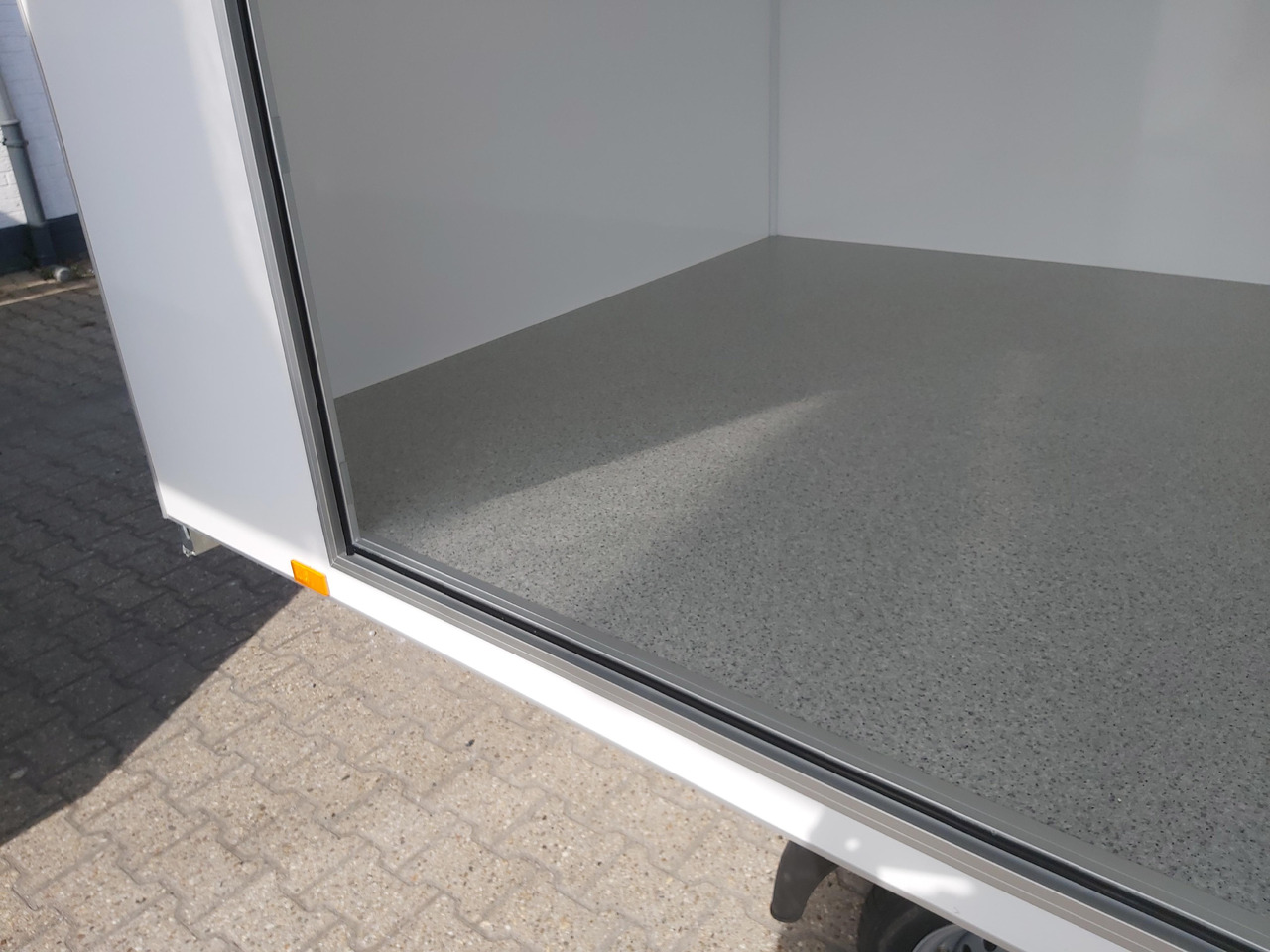 Event Trailer Koffer TWSP M 420T.01 420x220x217cm Seitenklappe Tür 230Volt 100 km/H 2700kg - Verkoopwagen: afbeelding 4 Event Trailer Koffer TWSP M 420T.01 420x220x217cm Seitenklappe Tür 230Volt 100 km/H 2700kg - Verkoopwagen: afbeelding 4