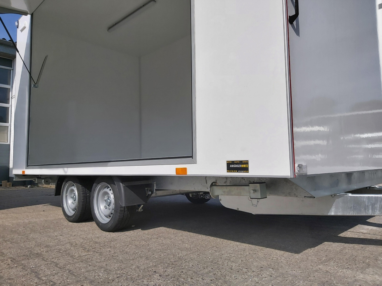 Event Trailer Koffer TWSP M 420T.01 420x220x217cm Seitenklappe Tür 230Volt 100 km/H 2700kg - Verkoopwagen: afbeelding 3 Event Trailer Koffer TWSP M 420T.01 420x220x217cm Seitenklappe Tür 230Volt 100 km/H 2700kg - Verkoopwagen: afbeelding 3
