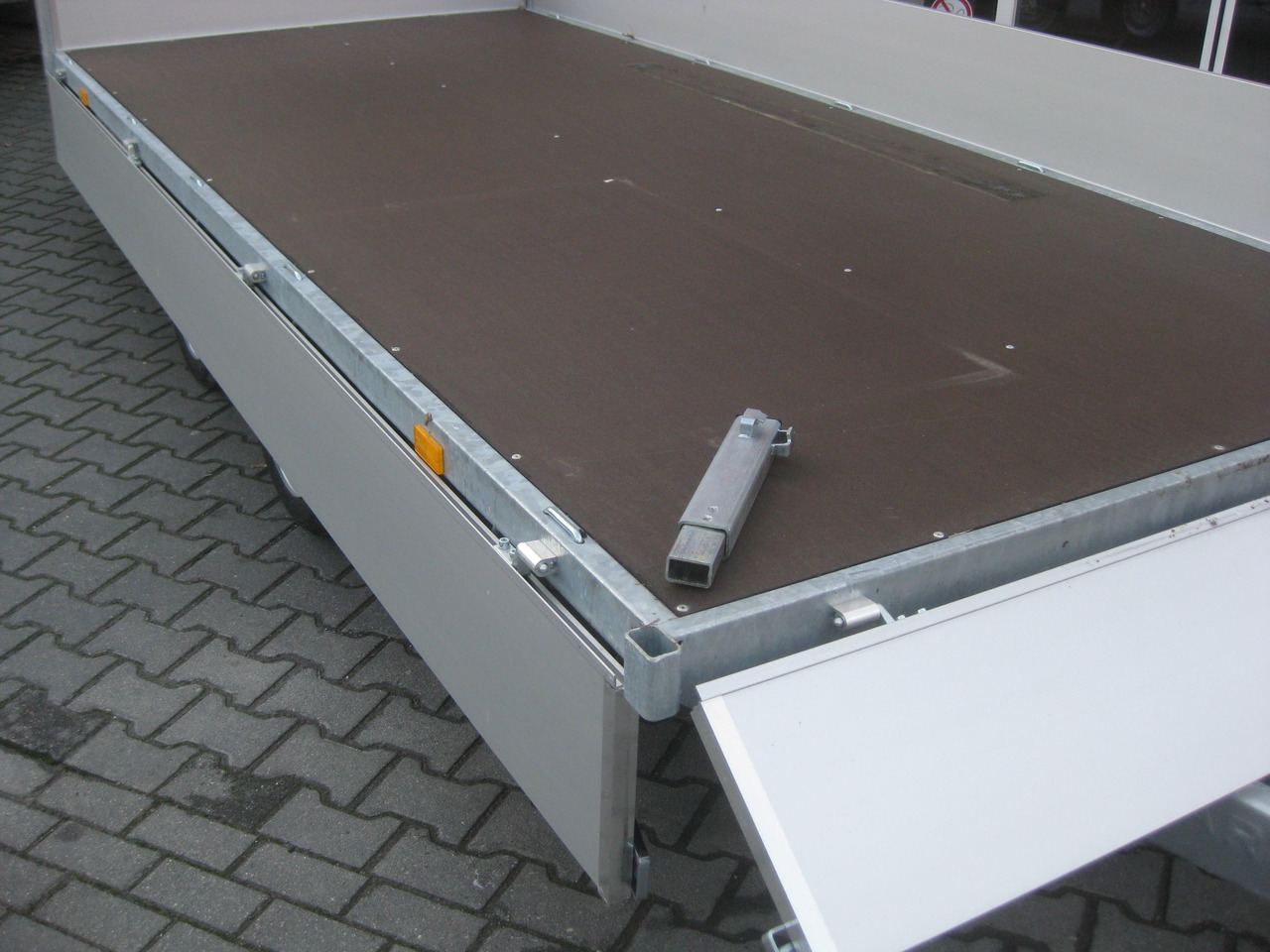 Leasing  Hochlader 406x180x30cm Lfh:63cm 13" niedrig Fahrwerk (XL) 2700kg order Aktion Hochlader 406x180x30cm Lfh:63cm 13" niedrig Fahrwerk (XL) 2700kg order Aktion: afbeelding 7 Leasing  Hochlader 406x180x30cm Lfh:63cm 13" niedrig Fahrwerk (XL) 2700kg order Aktion Hochlader 406x180x30cm Lfh:63cm 13" niedrig Fahrwerk (XL) 2700kg order Aktion: afbeelding 7