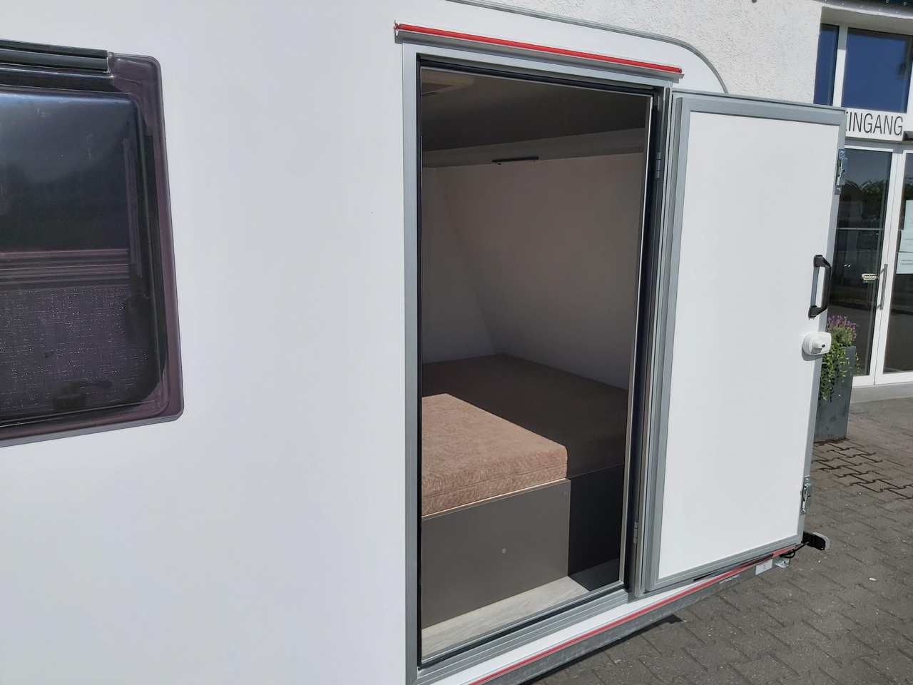 Kargo Camp TFS S Midi 320x150x150cm aero LUX Bett Fenster Seitentür Dachluke Strom 750kg Bremse 2024 - Caravan: afbeelding 4 Kargo Camp TFS S Midi 320x150x150cm aero LUX Bett Fenster Seitentür Dachluke Strom 750kg Bremse 2024 - Caravan: afbeelding 4