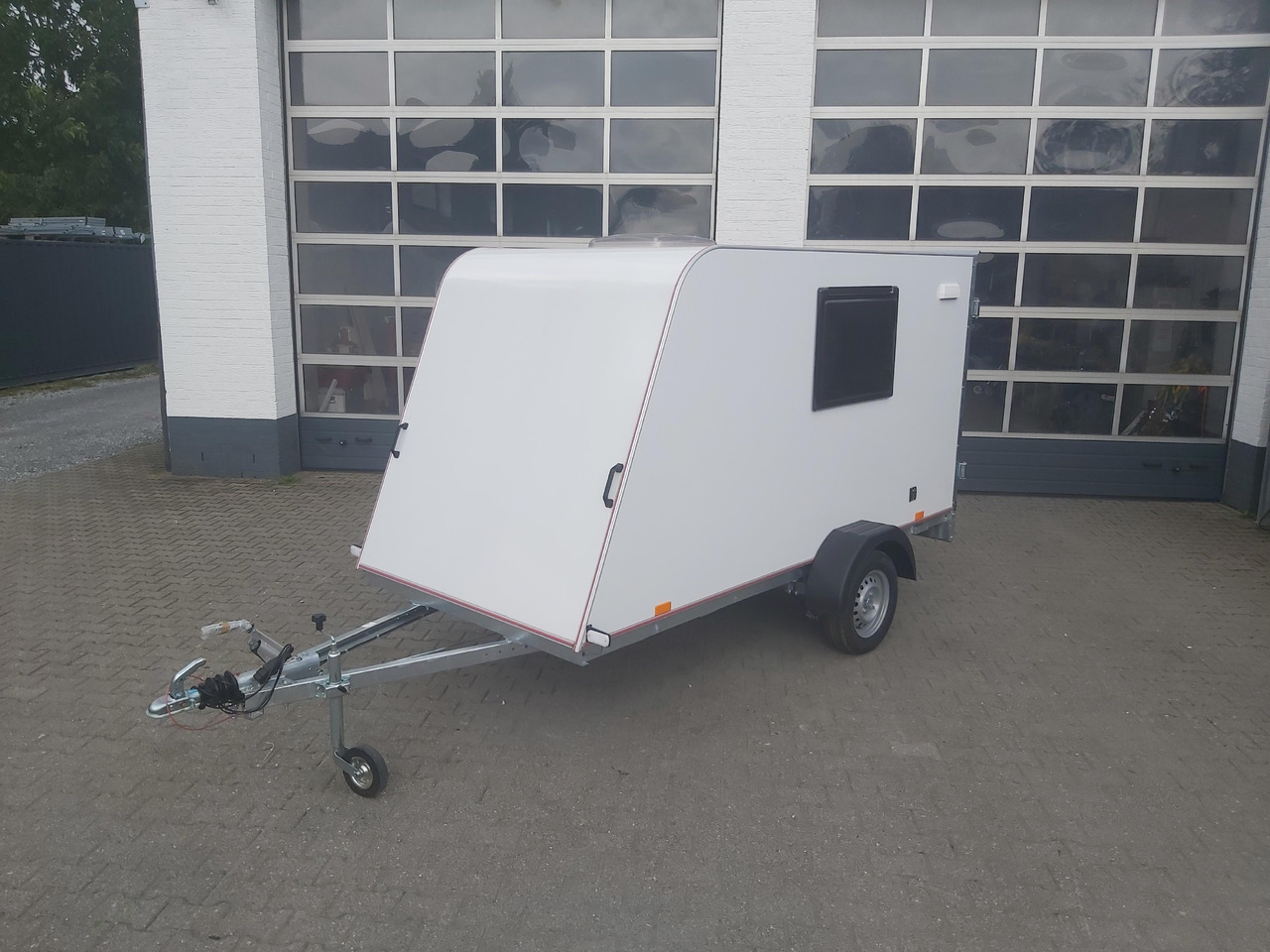 Kargo Camp TFS S Midi 320x150x150cm aero Seitentür Fenster Strom 230V (S) 750kg gebremst Modell 22 - Caravan: afbeelding 5 Kargo Camp TFS S Midi 320x150x150cm aero Seitentür Fenster Strom 230V (S) 750kg gebremst Modell 22 - Caravan: afbeelding 5
