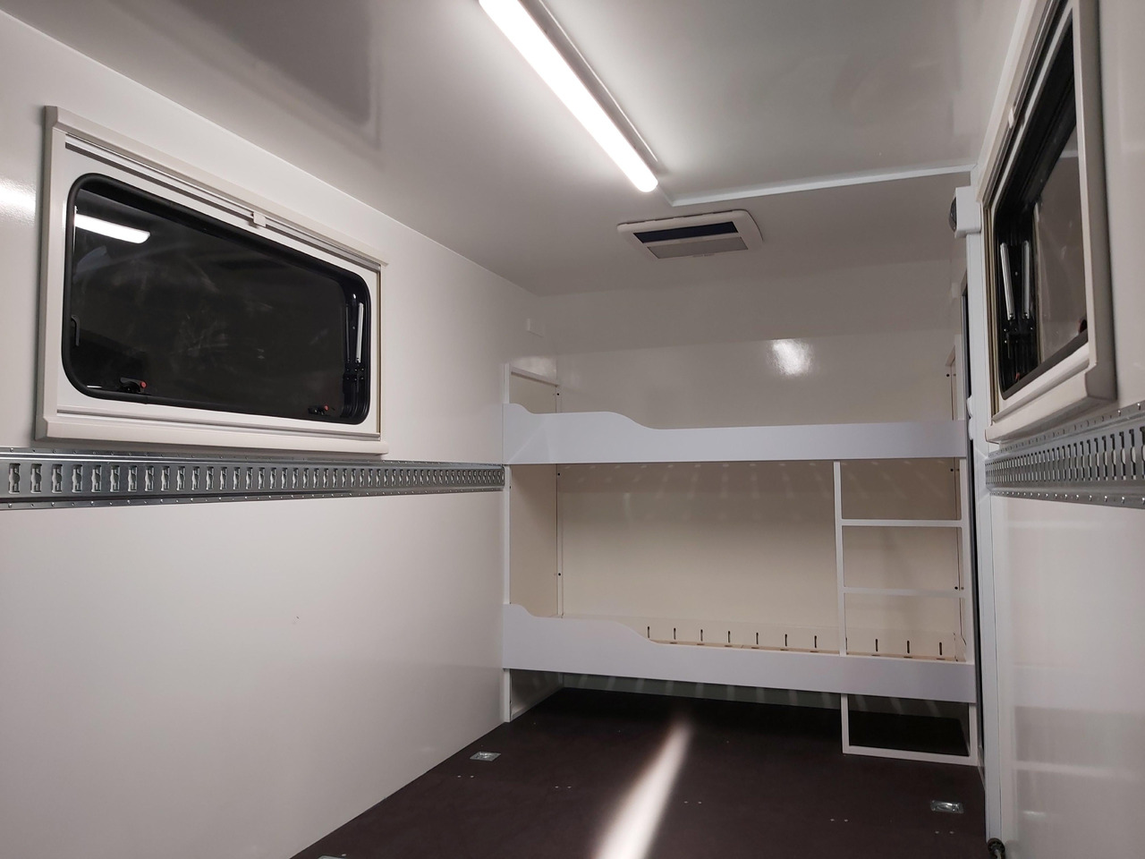 Caravan Koffer Sport Camp TFS 360.01 360x200x210cm aero Seitentür Heckrampe Fenster Bett (L) 100kmH 1300kg: afbeelding 6