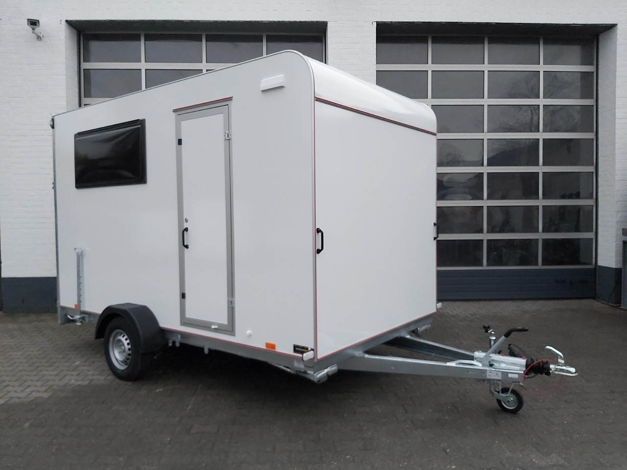 Koffer Sport Camp TFS 360.01 360x200x210cm aero Seitentür Heckrampe Fenster Bett (L) 100kmH 1300kg - Caravan: afbeelding 1 Koffer Sport Camp TFS 360.01 360x200x210cm aero Seitentür Heckrampe Fenster Bett (L) 100kmH 1300kg - Caravan: afbeelding 1