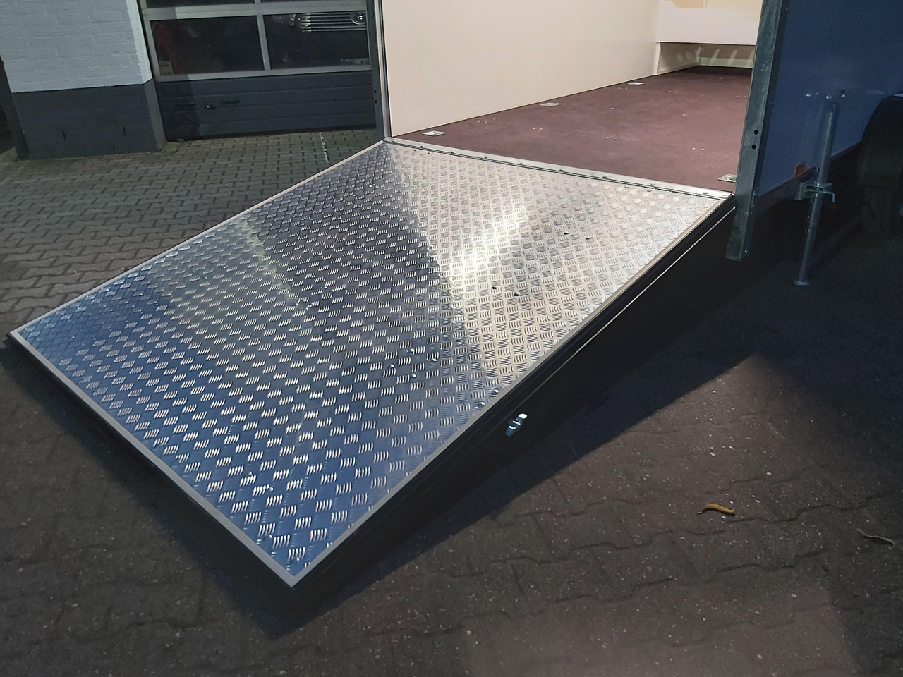 Koffer Sport Camp TFS 360.01 360x200x210cm aero Seitentür Heckrampe Fenster Bett (L) 100kmH 1300kg - Caravan: afbeelding 4 Koffer Sport Camp TFS 360.01 360x200x210cm aero Seitentür Heckrampe Fenster Bett (L) 100kmH 1300kg - Caravan: afbeelding 4