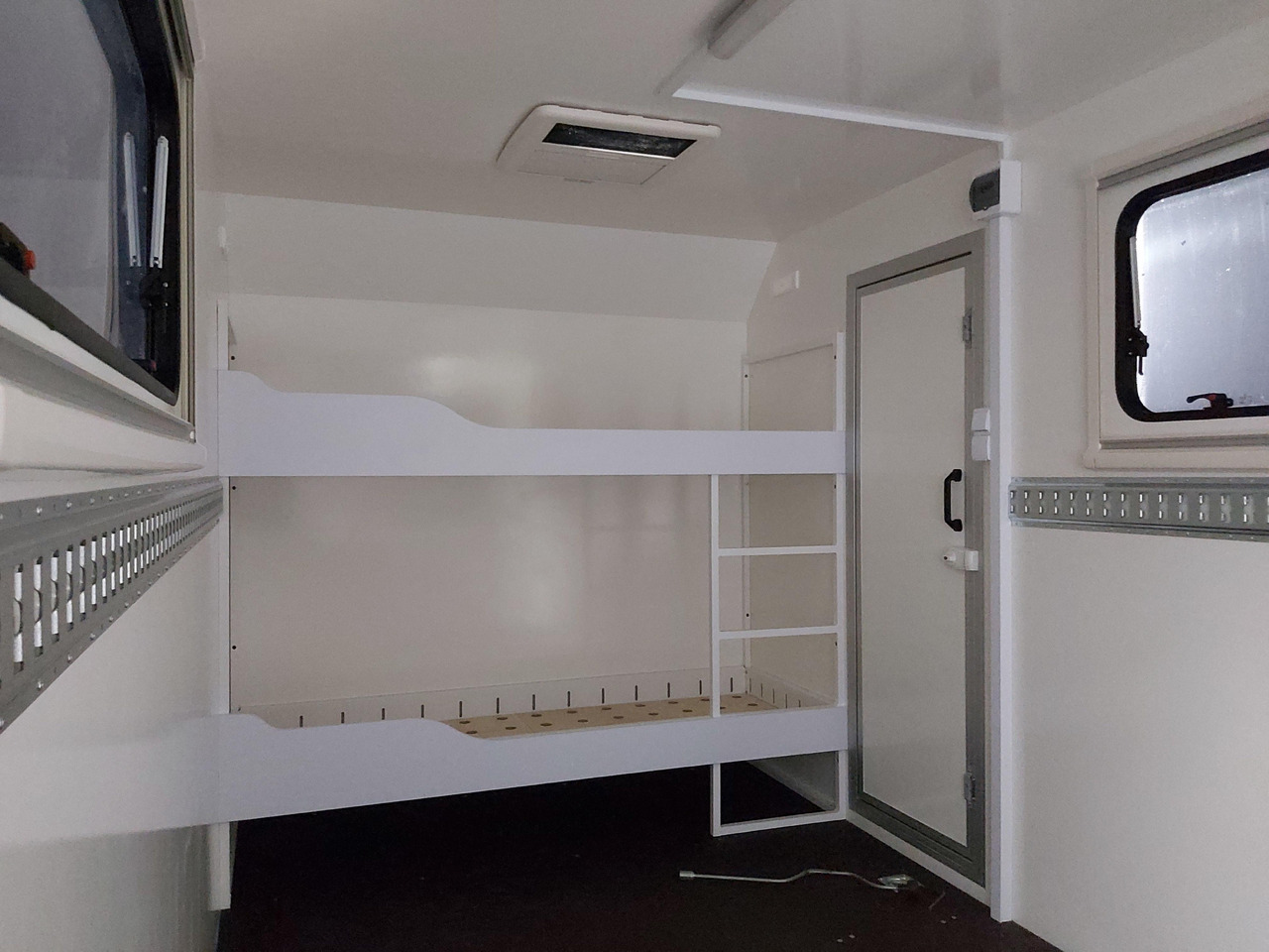 Koffer Sport Camp TFS 360.01 360x200x210cm aero Seitentür Heckrampe Fenster Bett (L) 100kmH 1300kg - Caravan: afbeelding 5 Koffer Sport Camp TFS 360.01 360x200x210cm aero Seitentür Heckrampe Fenster Bett (L) 100kmH 1300kg - Caravan: afbeelding 5