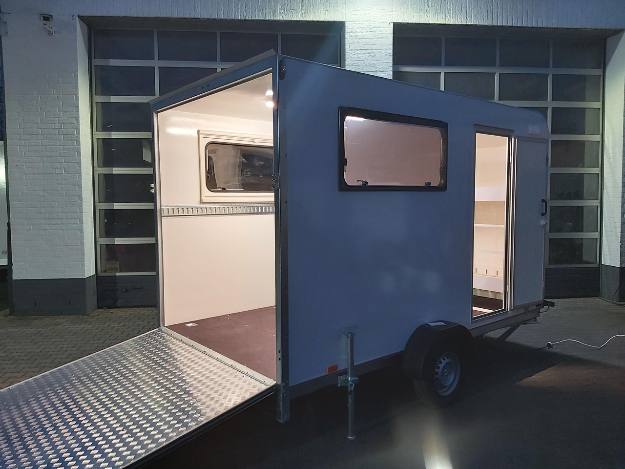 Koffer Sport Camp TFS 360.01 360x200x210cm aero Seitentür Heckrampe Fenster Bett (L) 100kmH 1300kg - Caravan: afbeelding 2 Koffer Sport Camp TFS 360.01 360x200x210cm aero Seitentür Heckrampe Fenster Bett (L) 100kmH 1300kg - Caravan: afbeelding 2