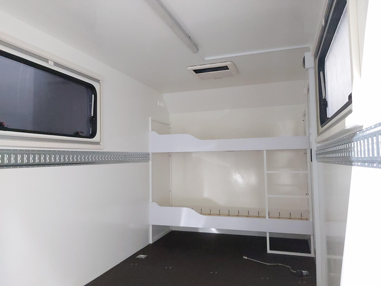 Koffer Sport Camp TFS 360.01 360x200x210cm aero Seitentür Heckrampe Fenster Bett (L) 100kmH 1300kg - Caravan: afbeelding 3 Koffer Sport Camp TFS 360.01 360x200x210cm aero Seitentür Heckrampe Fenster Bett (L) 100kmH 1300kg - Caravan: afbeelding 3