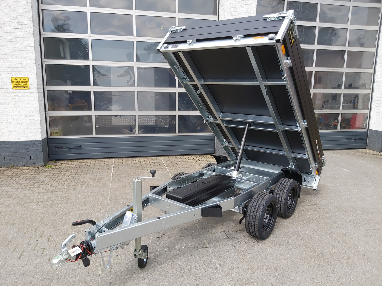 Saris Kipper K1 276 150 2000 2 E 276x150x30cm Elektro black Edition 13" 2000kg - Kipper aanhangwagen: afbeelding 1 Saris Kipper K1 276 150 2000 2 E 276x150x30cm Elektro black Edition 13" 2000kg - Kipper aanhangwagen: afbeelding 1