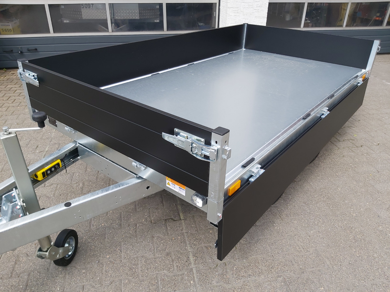 Saris Kipper K1 276 150 2000 2 E 276x150x30cm Elektro black Edition 13" 2000kg - Kipper aanhangwagen: afbeelding 2 Saris Kipper K1 276 150 2000 2 E 276x150x30cm Elektro black Edition 13" 2000kg - Kipper aanhangwagen: afbeelding 2